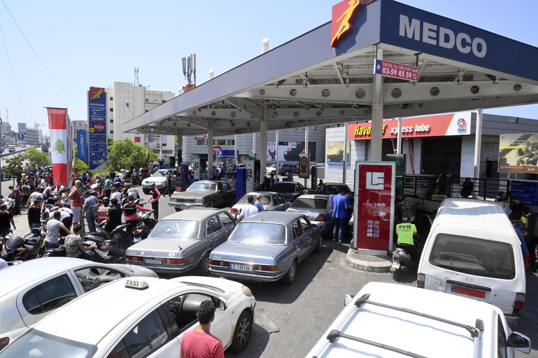 Libanesi in fila per la penuria di benzina in Libano © ANSA/EPA