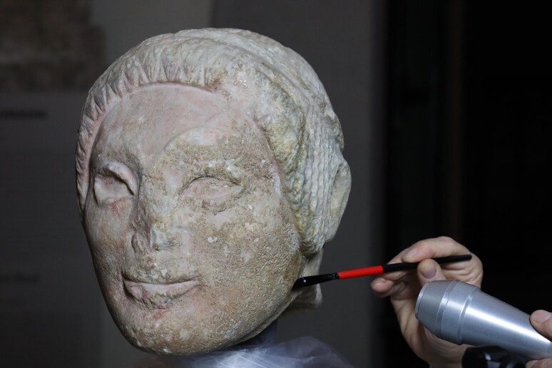 La  'testa Lorenzini ', uno dei capolavori della scultura etrusca, in fase di restauro al Museo archeologico nazionale di Firenze -     RIPRODUZIONE RISERVATA