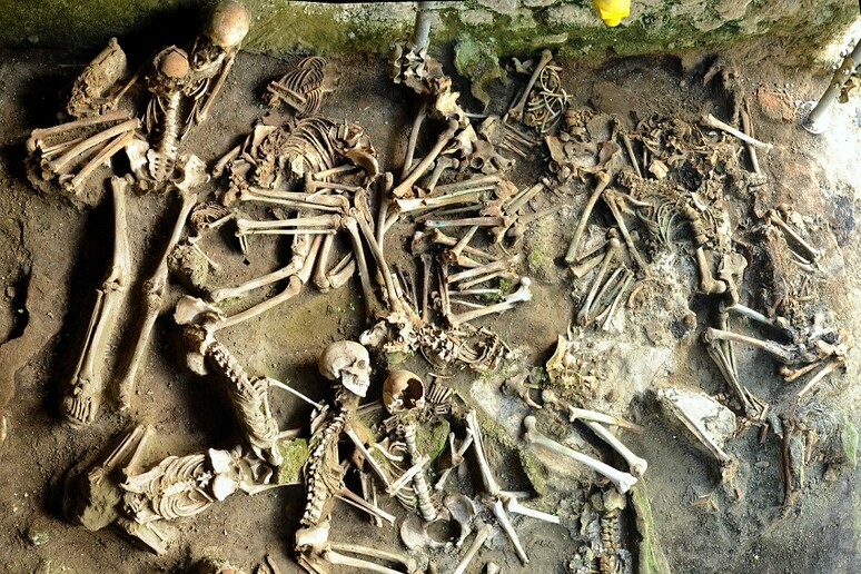 I resti gli antichi abitanti di Ercolano morti dopo l’eruzione del Vesuvio del 79 d.C. (fonte: Luciano Fattore) - RIPRODUZIONE RISERVATA