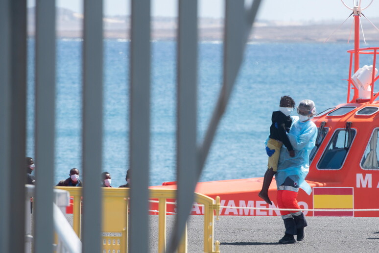 Un piccolo superstite portato in salvo a Fuerteventura © ANSA/EPA