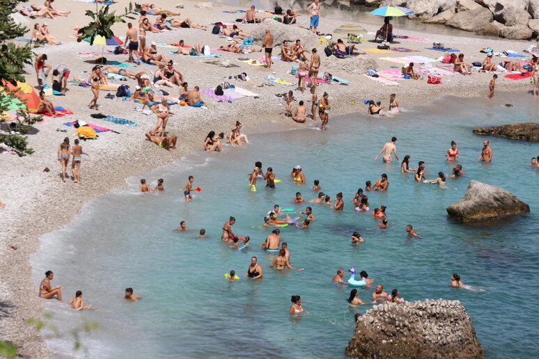 Turisti a Capri (archivio) - RIPRODUZIONE RISERVATA