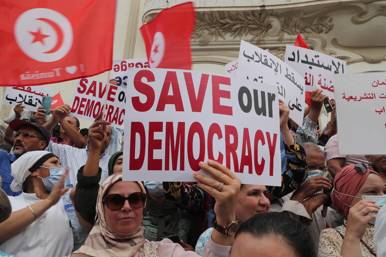 Protesta di oppositori al presidente tunisino Kais Saied a Tunisi © ANSA/EPA
