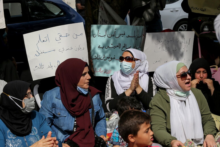 Protesta di rifugiati siriani davanti all 'ufficio delle Nazioni Unite a Beirut -     RIPRODUZIONE RISERVATA