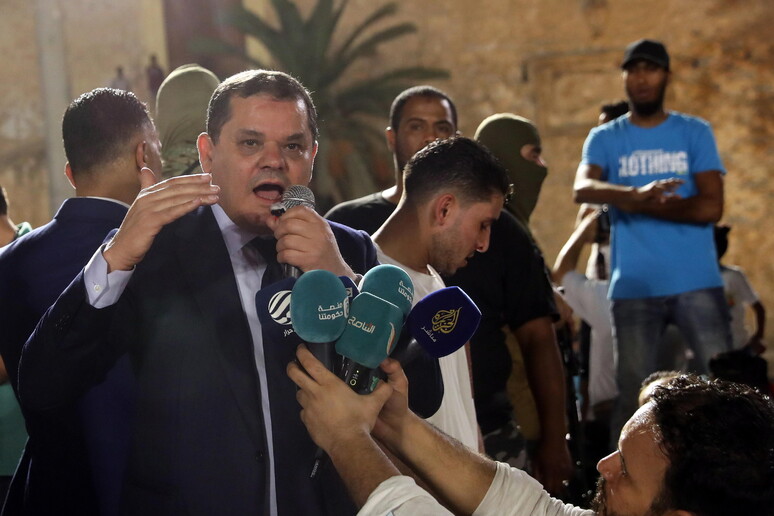 Il premier libico Abdel Hamid Dbeibah con i suoi sostenitori in Piazza dei Martiri a Tripoli © ANSA/EPA