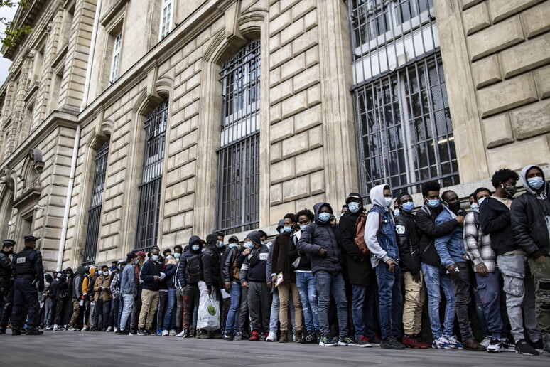 Migranti in fila per la richiesta di un alloggio a Parigi -     RIPRODUZIONE RISERVATA