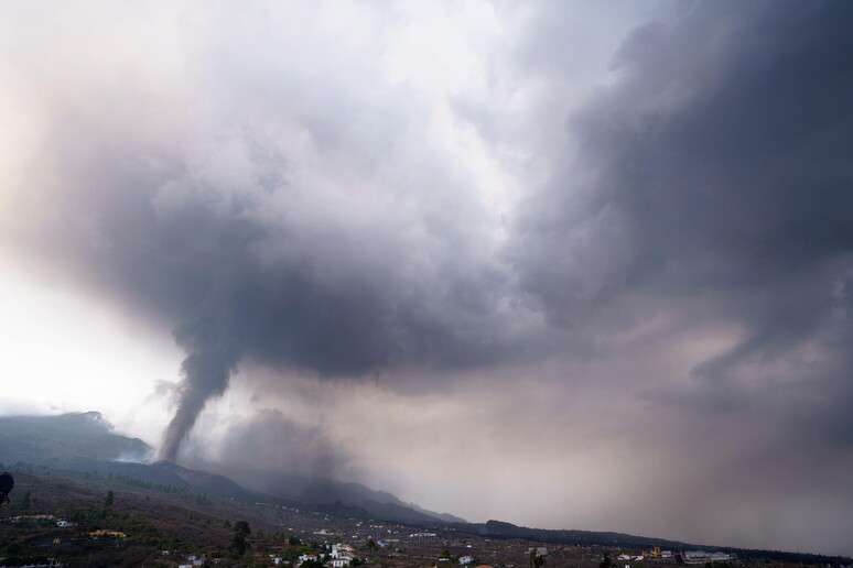 Eruzione del vulcano Cumbre Vieja sull 'isola di La Palma © ANSA/EPA