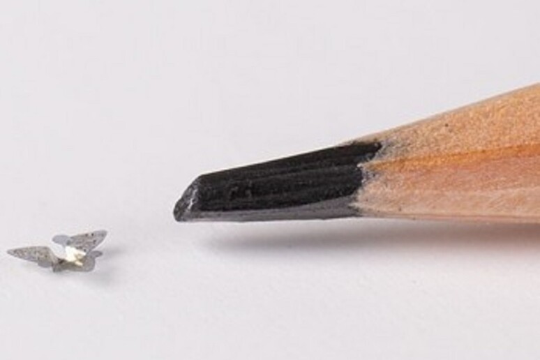 Sulla sinistra il microchip volante, a confronto con la punta di una matita (fonte: Northwestern University) - RIPRODUZIONE RISERVATA