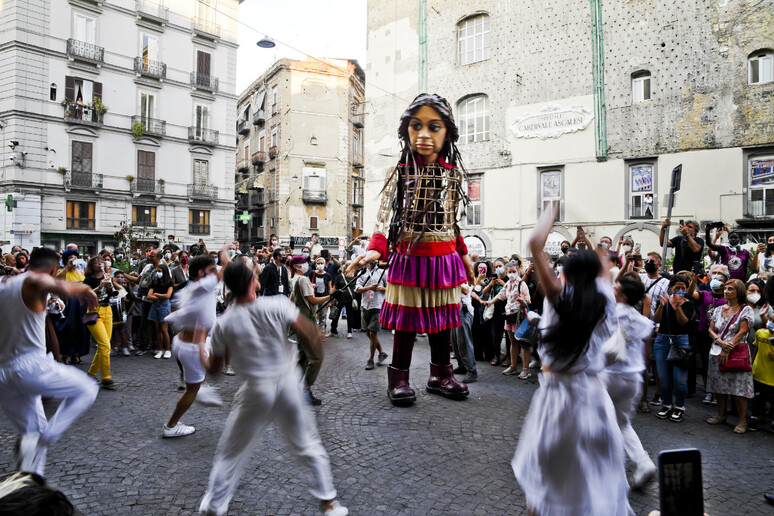 La marionetta Amal nel centro di Napoli il 9 settembre 2021 -     RIPRODUZIONE RISERVATA