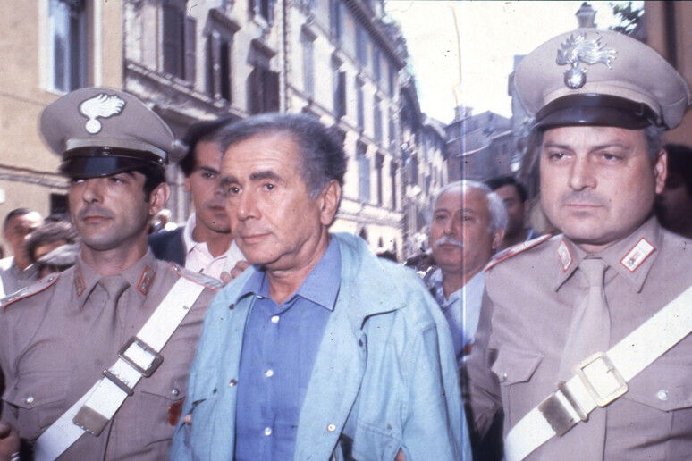 L 'arresto di Enzo Tortora - RIPRODUZIONE RISERVATA