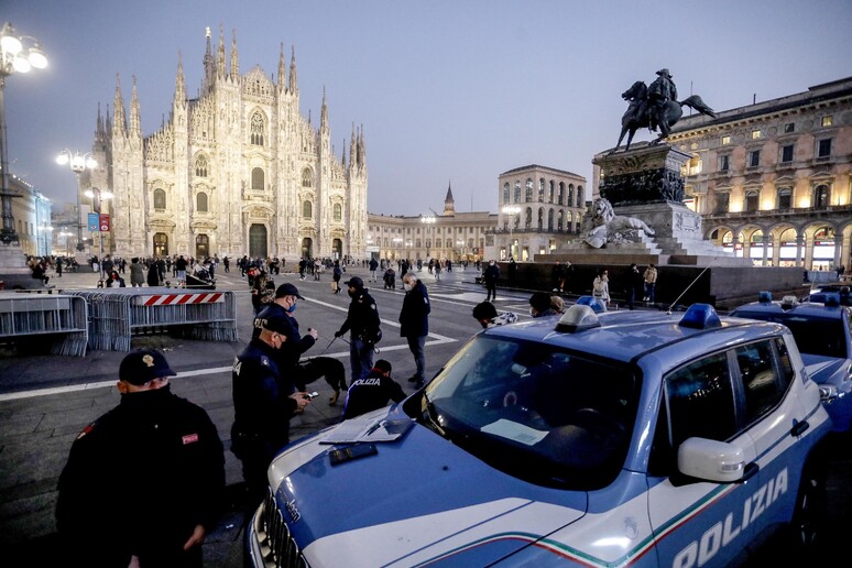 Polizia in piazza Duomo - RIPRODUZIONE RISERVATA