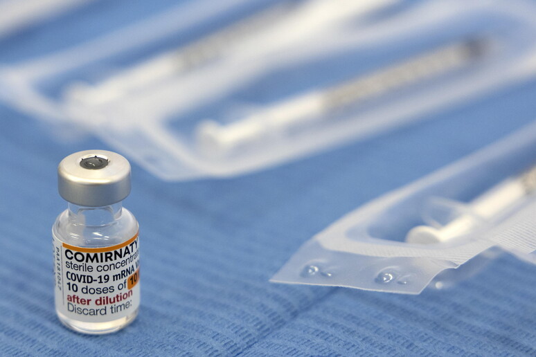 Un vaccino Pfizer © ANSA/EPA
