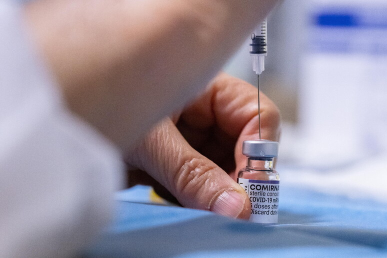 Un vaccino © ANSA/EPA