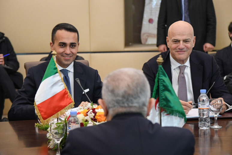 Il ministro Di Maio con il suo omologo algerino Ramtane Lamamra presso la sede del Ministero degli Esteri ad Algeri -     RIPRODUZIONE RISERVATA