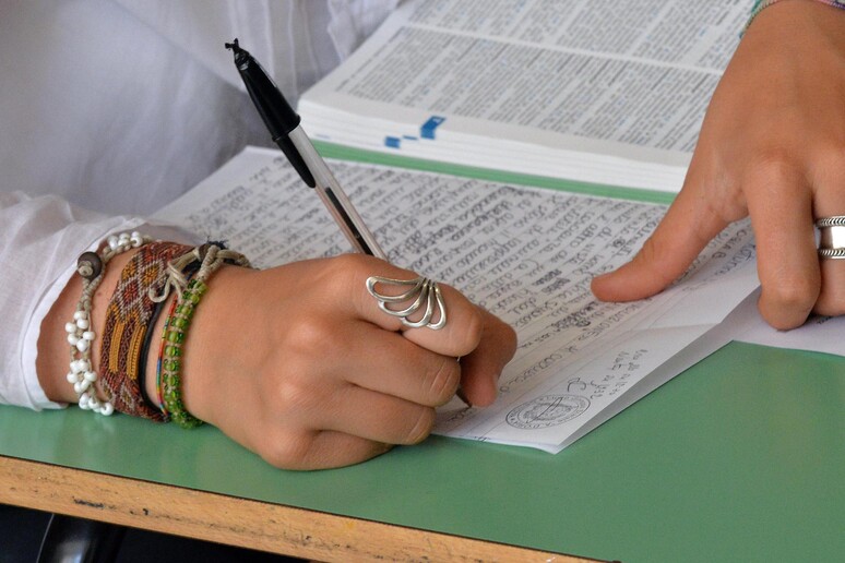 Una studentessa durante uno scritto all 'esame di maturità - RIPRODUZIONE RISERVATA