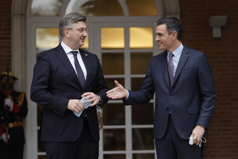 Sanchez riceve il primo ministro croato Andrej Plenković a Madrid prima del suo tour europeo © ANSA/EPA