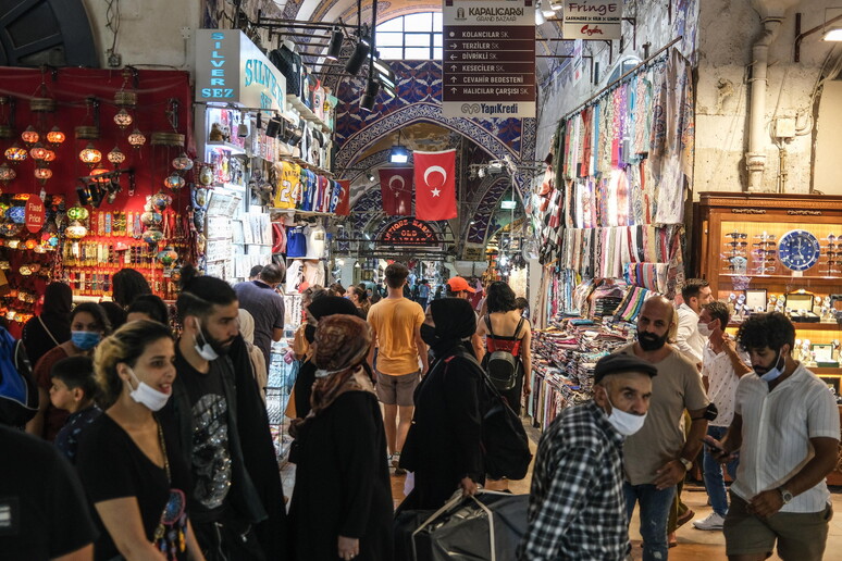 Turisti al Grande Bazar di Istanbul -     RIPRODUZIONE RISERVATA