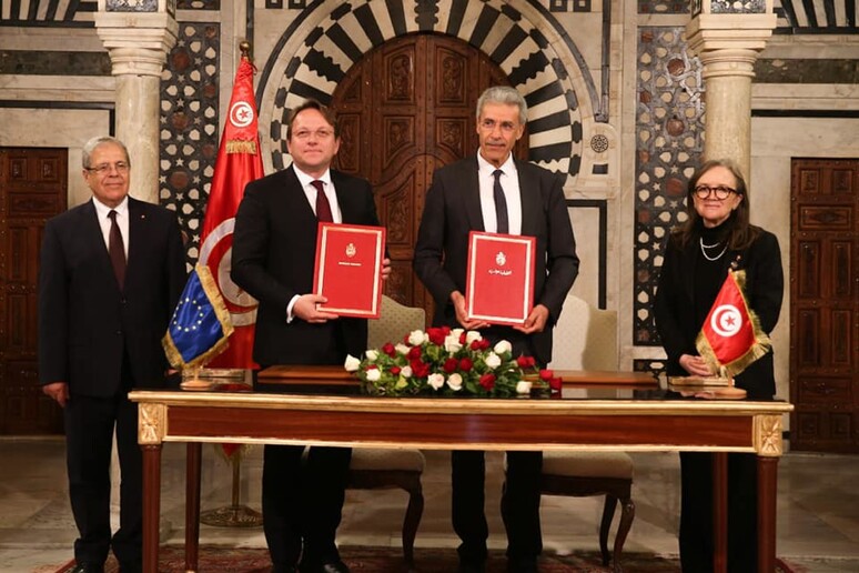 Il premier tunisino Najla Bouden (d) e il commissario europeo Oliver Varhelyi (2-s) alla firma dell 'accordo per la sovvenzione di 50 milioni di euro a sostegno della transizione ambientale in Tunisia -     RIPRODUZIONE RISERVATA