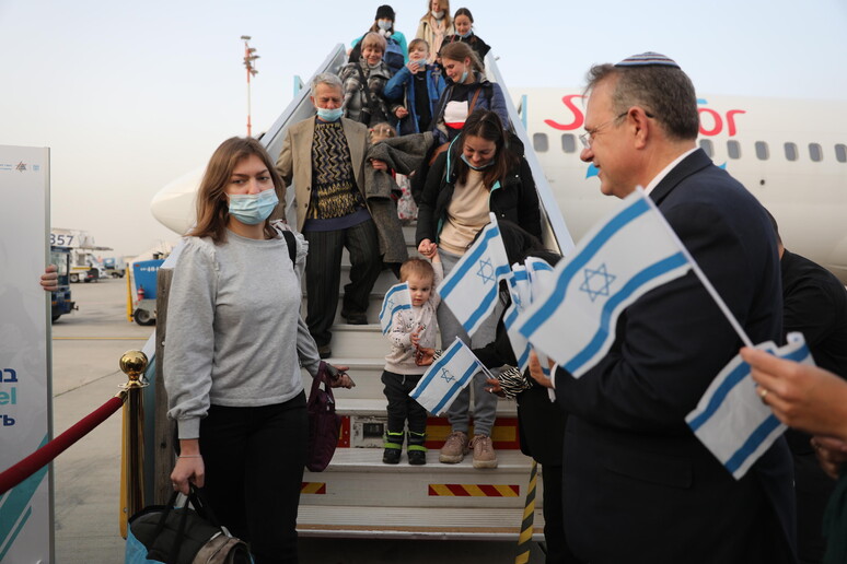 Rifugiati ucraini ebrei arrivano all 'aeroporto Ben Gurion di Tel Aviv © ANSA/EPA