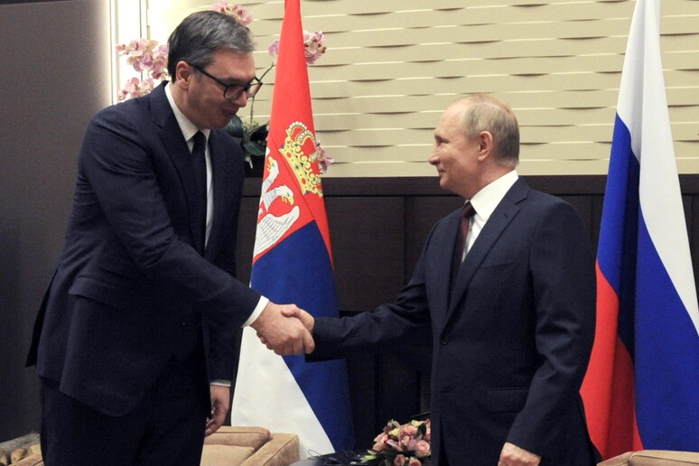Il presidente serbo Aleksandar Vucic e Vladimir Putin in una foto d 'archivio -     RIPRODUZIONE RISERVATA
