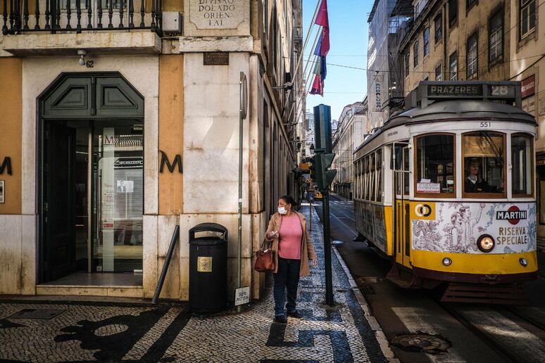 Il tram nel centro storico di Lisbona -     RIPRODUZIONE RISERVATA