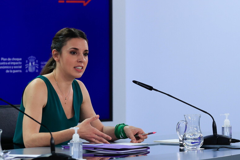 La ministra delle Pari Opportunità spagnola, Irene Montero, in conferenza stampa dopo il Cdm © ANSA/EPA