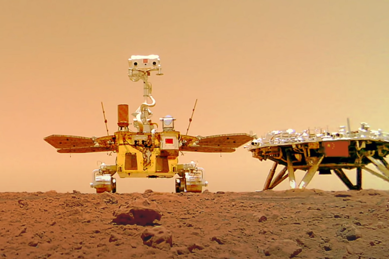 Rappresentazione artistica del rover cinese Zhurong sulla superficie di Marte (fonte: YunnanGuy da Wikipedia) - RIPRODUZIONE RISERVATA