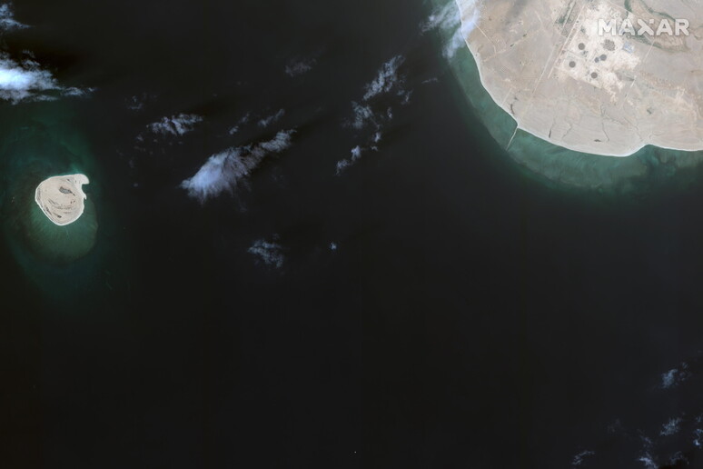 In basso la superpetroliera FSO Safer al largo delle coste dello Yemen vista in una foto satellitare -     RIPRODUZIONE RISERVATA
