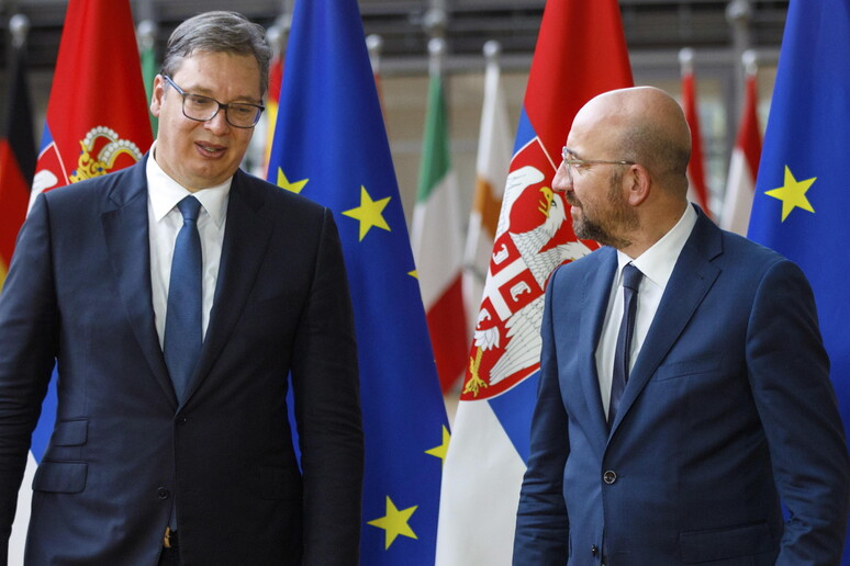 Il presidente serbo Aleksandar Vucic (s) e il presidente del Consiglio europeo Charles Michel (d) -     RIPRODUZIONE RISERVATA
