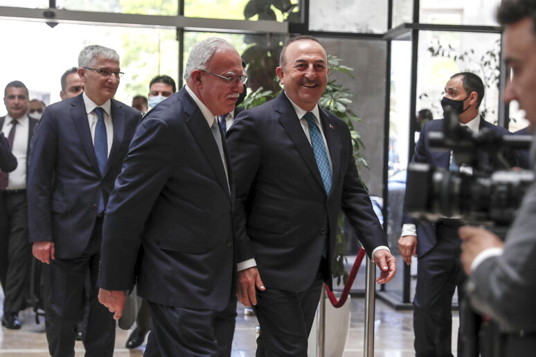 Il ministro degli Esteri turco Mevlut Cavusoglu ricevuto dall 'omologo palestinese Riyad al-Maliki a Ramallah © ANSA/EPA