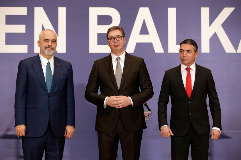 Il presidente serbo Aleksandar Vucic (c), il premier albanese Edi Rama (s) e il vice premier macedone Nikola Dimitrov (d) a un vertice su  'Open Balkan ' a Belgrado -     RIPRODUZIONE RISERVATA