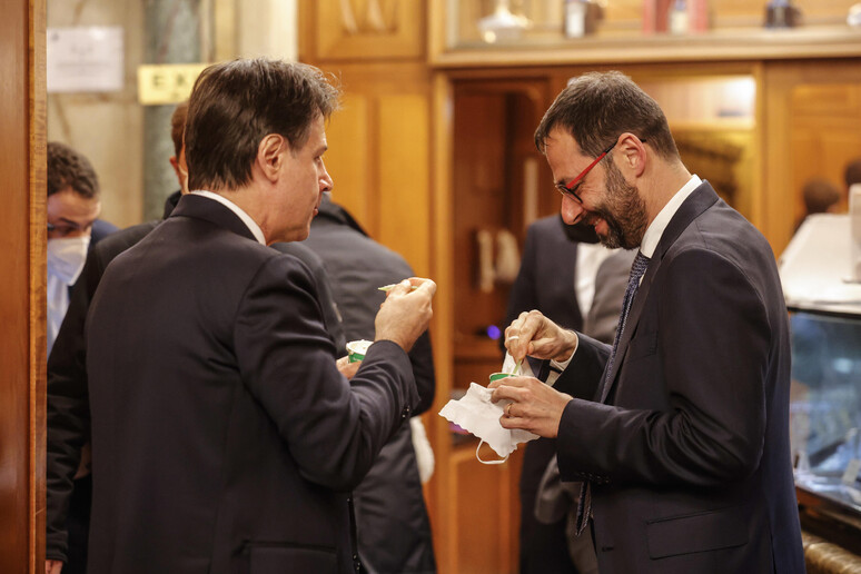 Il leader del M5S, Giuseppe Conte, Stefano Patuanelli (D) mangiano un gelato nel bar Giolitti al termine del quinto giorno di votazioni in Parlamento per l 'elezione del presidente della Repubblica (Foto di archivio) - RIPRODUZIONE RISERVATA