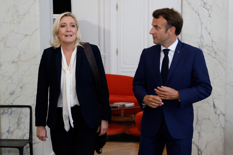 Marine Le Pen incontra il presidente Emmanuel Macron nell 'ambito delle consultazioni con i partiti all 'opposizione all 'Eliseo © ANSA/EPA