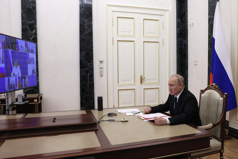 Putin in una riunione con il Consiglio di sicurezza russo © ANSA/EPA