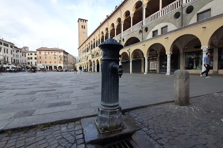 Siccità, una fontanella pubblica in Piazza della Frutta a Padova - RIPRODUZIONE RISERVATA