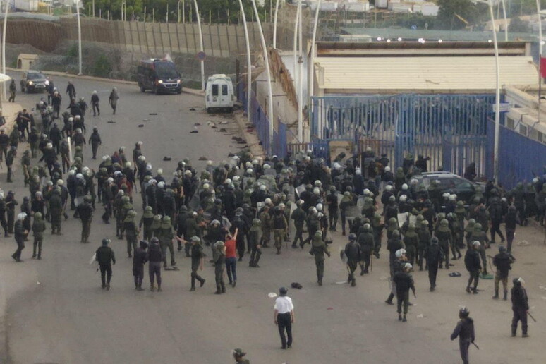 L 'assalto di migranti a Melilla il 24 giugno scorso © ANSA/EPA