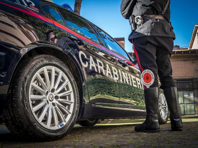 Un 'auto dei carabinieri (foto d 'archivio) - RIPRODUZIONE RISERVATA