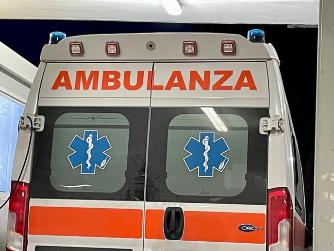 Un 'ambulanza (foto d 'archivio) - RIPRODUZIONE RISERVATA