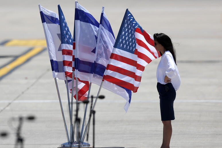 Bandiere Usa e israeliane all 'aeroporto Ben Gurion di Tel Aviv per l 'arrivo del presidente Joe Biden © ANSA/EPA