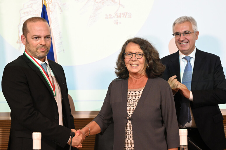Il ricercatore israeliano Assaf Distelfeld (s) con la vice ministra degli Esteri Marina Sereni durante la cerimonia di premiazione alla Farnesina -     RIPRODUZIONE RISERVATA
