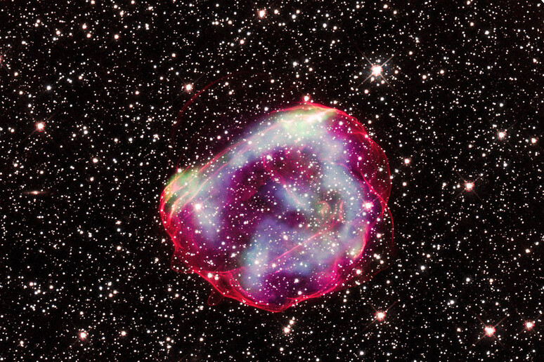 I resti dell 'esplosione della supernova NR 0519-69.0 (SNR 0519) da una nana bianca (fonte: immagine ai raggi X, NASA/CXC/GSFC/B. J. Williams et al.; immagine ottica, NASA/ESA/STScI) - RIPRODUZIONE RISERVATA