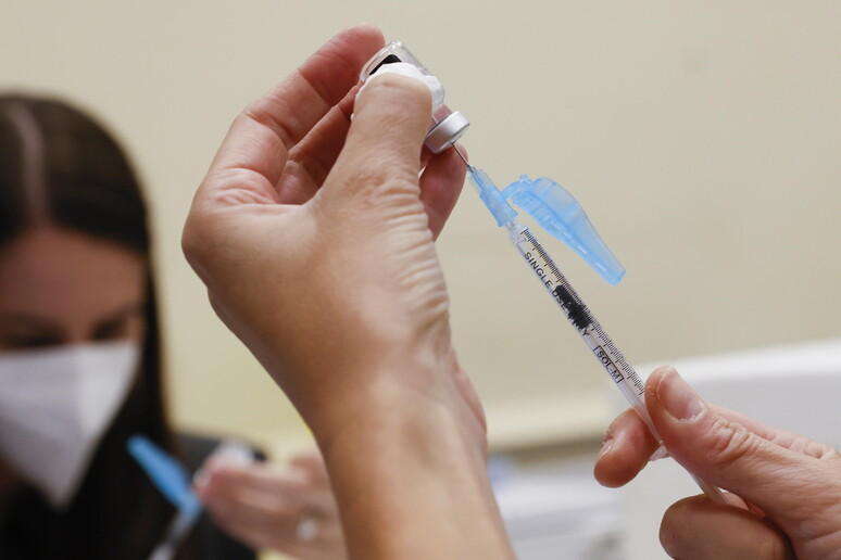La somministrazione di un vaccino (archivio) © ANSA/EPA