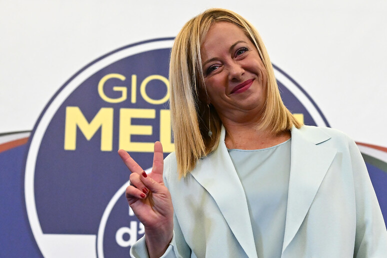 La leader di Fratelli d 'Italia Giorgia Meloni esulta dopo la vittoria alle elezioni di domenica -     RIPRODUZIONE RISERVATA