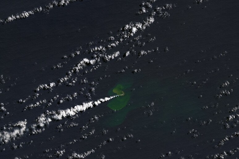 La nuova isola nata nell’oceano Pacifico (fonte: immagine di Nasa Earth Observatory presa da L. Dauphin, dati Landast di USGS) - RIPRODUZIONE RISERVATA