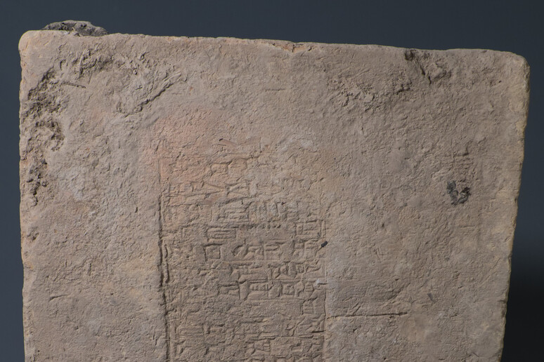 Uno dei mattoni fabbricati durante il regno di Nabucodonosor II, dal 604 al 562 a.C. (fonte: Slemani Museum) -     RIPRODUZIONE RISERVATA