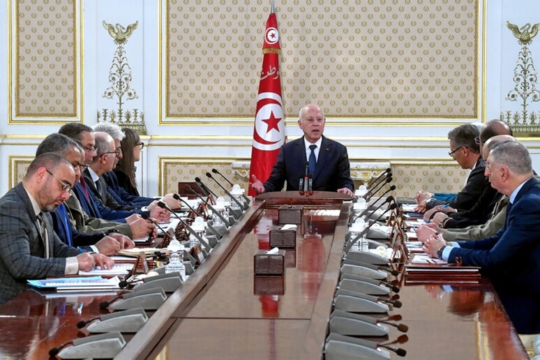 Il presidente tunisino Kais Saied presiede una riunione del Consiglio di sicurezza nazionale -     RIPRODUZIONE RISERVATA